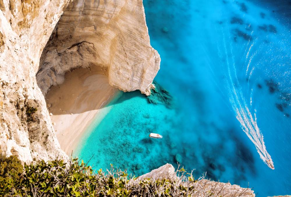 Strmé skály na pobřeží v Řecku
